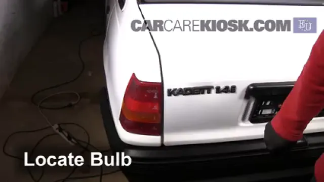 1990 Opel Kadett 1.4 i 1.4L 4 Cyl. Éclairage Feu clignotant arrière (remplacer l'ampoule)